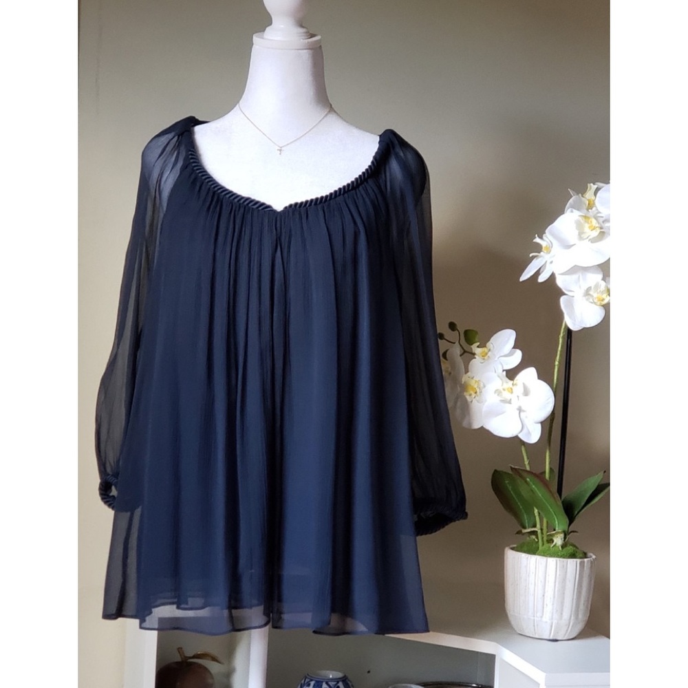 Pre owned DIANE VON FURSTENBERG 
silk scoop neck with rope detail sleeves blouse